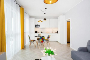 Large Apartment in Rondo Wiatraczna by Noclegi Renters